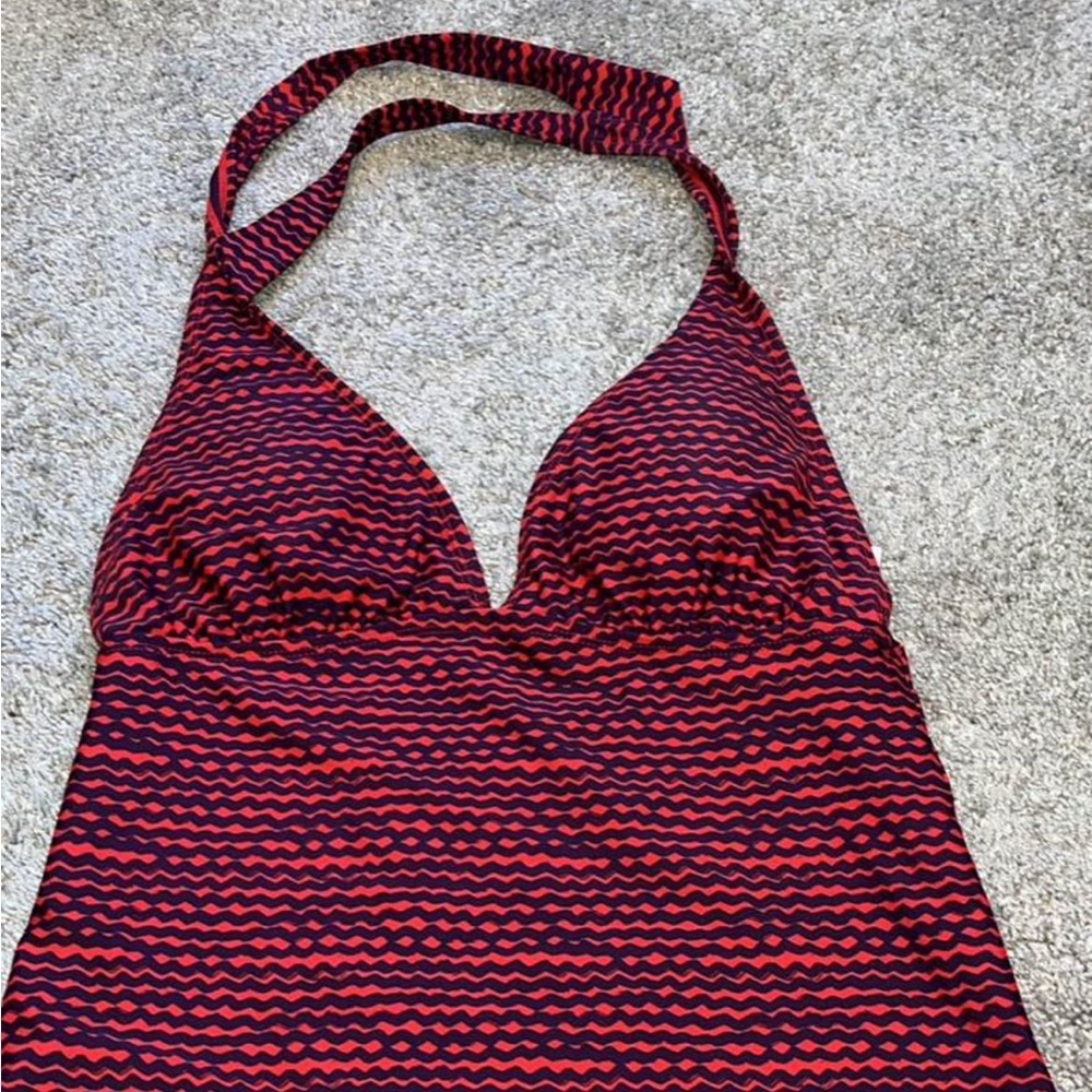Women’s Old Navy, medium tankini swim top. Great condition.